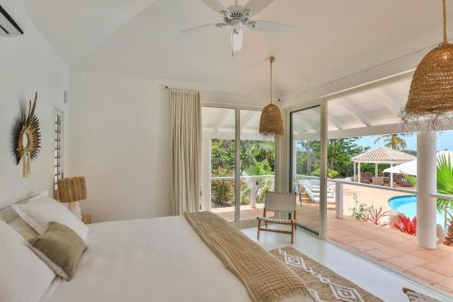 泰尔斯贝斯Villa Sun Reset - 6 bedrooms villa Sunrise & sunset view的一间带大床的卧室和一个阳台