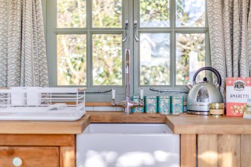 Dapur atau dapur kecil di Seaside Shepherds Hut