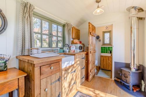 Dapur atau dapur kecil di Seaside Shepherds Hut