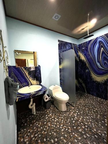 ドラケにあるCasita Corcovadoのトイレと洗面台付きのバスルーム