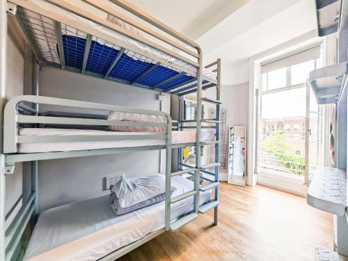 Giường tầng trong phòng chung tại Prime Backpackers Angel