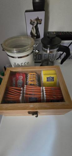 Una bandeja de madera llena de zanahorias y otros alimentos. en Room best location Stockholm, en Estocolmo