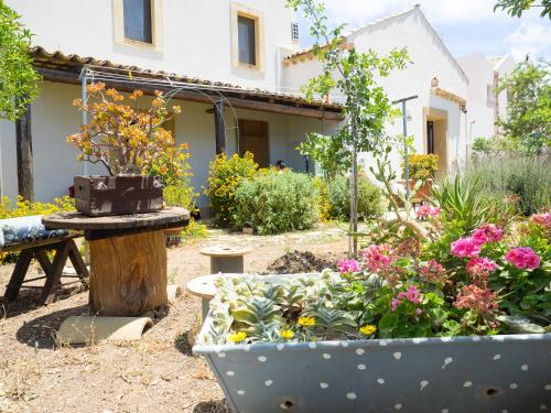 a garden in front of a house at B&B Le Macine 1868 in Paceco