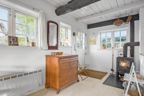 sala de estar con cómoda de madera y chimenea en 5585-Svaneke-Helgolandsgade-7-B, en Svaneke