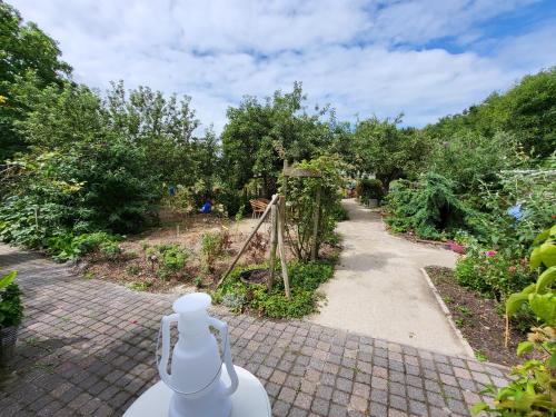 Κήπος έξω από το Appartement 3 met terras aan de tuin van Op de Roemte