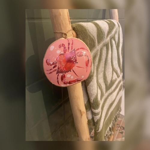 a clock with a crab on it next to a towel at Bed & Breakfast Betuws Genieten in Tiel