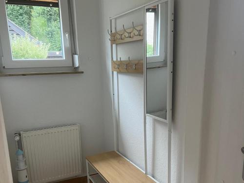 Zimmer mit einem Kühlschrank und einem Fenster in der Unterkunft SeeNah Apartments, Komfort mit Einkaufsmöglichkeiten & Parkplatz in Bad Zwischenahn