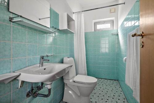 un baño con lavabo e inodoro en 6760-Allinge-Tejnvej-84-lejl-5, en Allinge