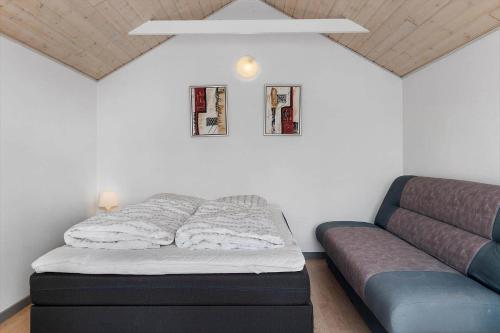 HadsundにあるOH322-Hadsund-Stenkisten-62のベッドとソファのある寝室