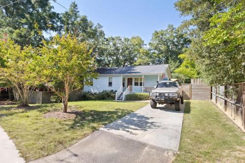 Ein Lastwagen parkte vor einem weißen Haus in der Unterkunft Shem Shack-Old Village 5 mins to Beach in Charleston