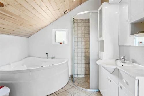 Un baño blanco con bañera y lavabo. en OH123-Storvorde-Kongeornen-3, en Storvorde