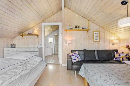 Un dormitorio con una cama y un sofá en una habitación. en OH123-Storvorde-Kongeornen-3, en Storvorde