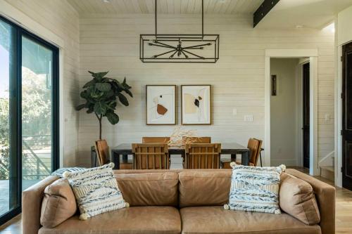 Ruang duduk di Luxe 3BR Lake Escape - BBQ Firepit & Pickleball