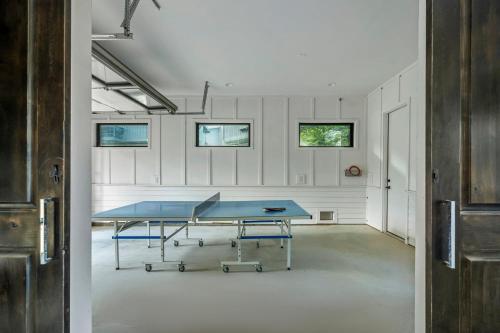 Kemudahan pingpong di Luxe 3BR Lake Escape - BBQ Firepit & Pickleball atau berdekatan