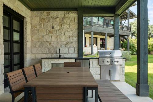 Gambar di galeri bagi Luxe 3BR Lake Escape - BBQ Firepit & Pickleball di Edgewater Beach