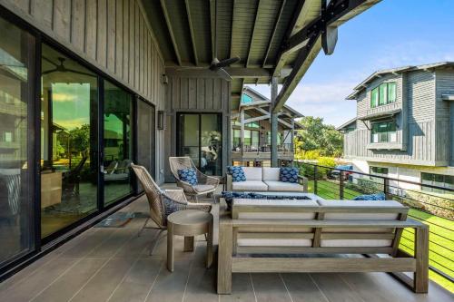 Balkoni atau teres di Luxe 3BR Lake Escape - BBQ Firepit & Pickleball