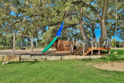 Kawasan permainan kanak-kanak di Luxe 3BR Lake Escape - BBQ Firepit & Pickleball