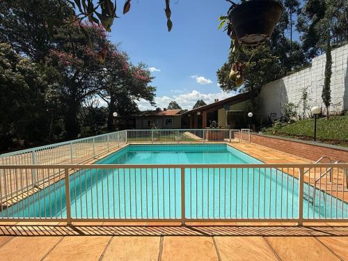 a swimming pool with a fence around it at Chácara com piscina e churrasqueira in Itatiba