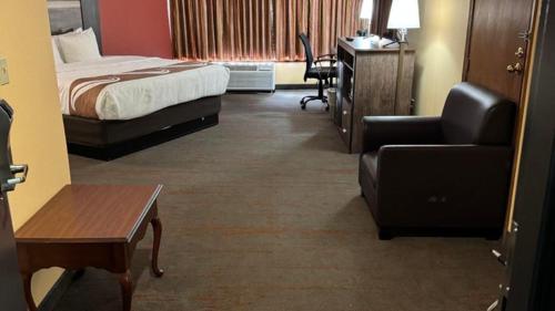 Una cama o camas en una habitación de Appalachian Hotel