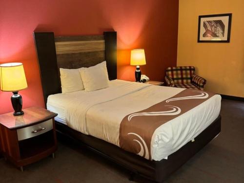 Una cama o camas en una habitación de Appalachian Hotel