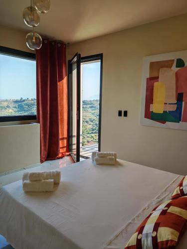 a bedroom with a bed with two towels on it at Sui Generis Montesilvano Colle in Montesilvano