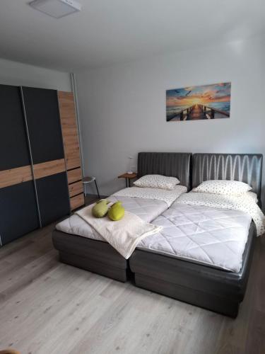 Ένα ή περισσότερα κρεβάτια σε δωμάτιο στο Apartma LONČAR