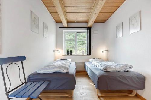 Åkirkebyにある4761-Aakirkeby-Hojlyngsvejen-12の窓のある部屋にベッドが2つある