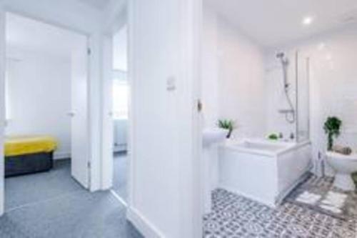 Ένα μπάνιο στο 4 BDR House By Eason Stays Short Lets & Serviced Accommodation St Helens With Free Parking