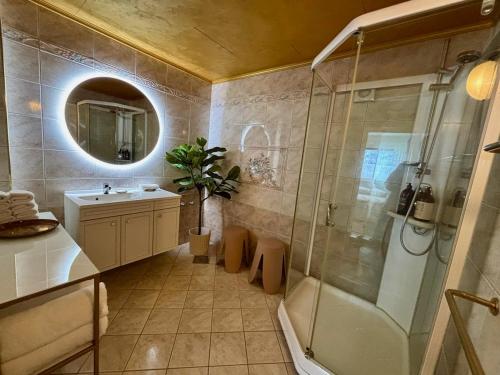 Un baño con ducha, lavabo y espejo. en Spacious house - Free parking - King beds, en Tromsø