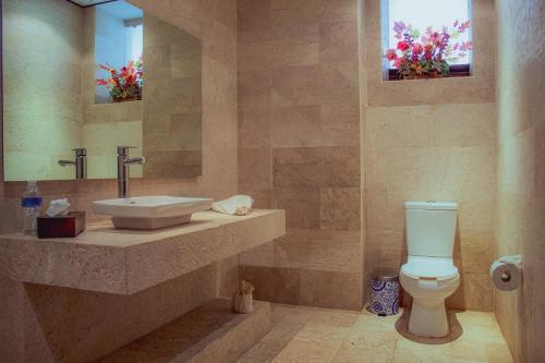 a bathroom with a sink and a toilet at Mansion de los Sueños in Pátzcuaro