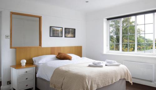 Ένα ή περισσότερα κρεβάτια σε δωμάτιο στο One-Bedroom flat in Cheam Village