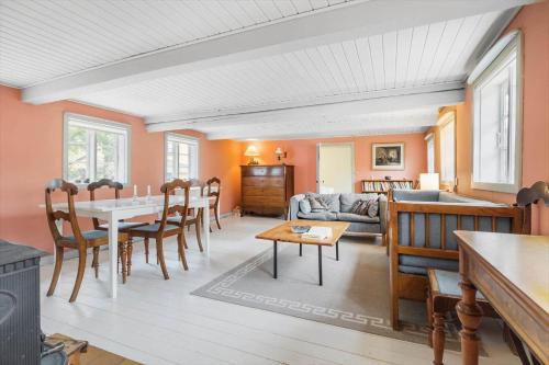 ein Wohnzimmer mit einem Tisch und einem Sofa in der Unterkunft 5568 Gudhjem - Melsted By 19 in Gudhjem