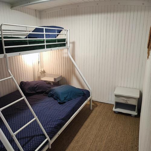 een stapelbed in een kleine kamer met een stapelbed bij Chalet atypique in Anglès
