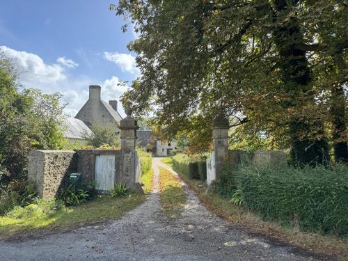 a driveway leading to a house with a gate at Domaine Saint Jean in Saint-Côme-du-Mont