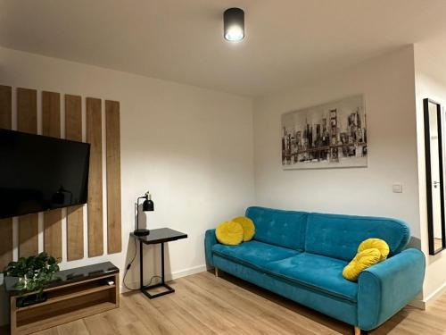 Μια τηλεόραση ή/και κέντρο ψυχαγωγίας στο Apartament GB przy PCK 5 z bezpłatnym parkingiem by Gingerbread Apartments