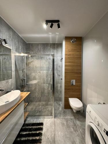 Ένα μπάνιο στο Apartament GB przy PCK 5 z bezpłatnym parkingiem by Gingerbread Apartments