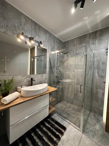 Ένα μπάνιο στο Apartament GB przy PCK 5 z bezpłatnym parkingiem by Gingerbread Apartments