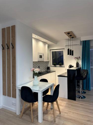 Η κουζίνα ή μικρή κουζίνα στο Apartament GB przy PCK 5 z bezpłatnym parkingiem by Gingerbread Apartments