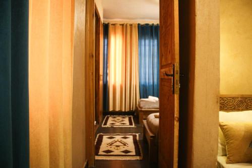 a hallway of a hotel room with a bedroom at Maison D'hôtes IMINIGRAN & Spa in Ouarzazate