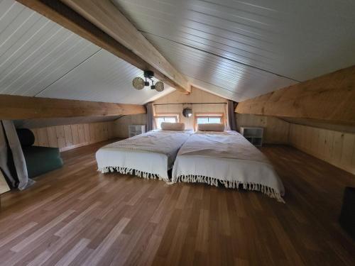 una camera da letto con un letto grande in una mansarda di La Cabane a Saint-Michel-le-Cloucq