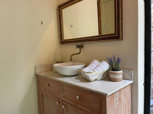 a bathroom with a sink and a mirror at Hotel Lago Valdivia in Jardin