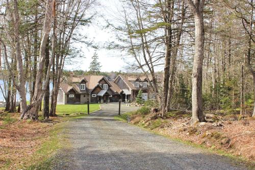 Gallery image of Zen Lakeside Getaway Nova Scotia - Sunset Suite in Digby
