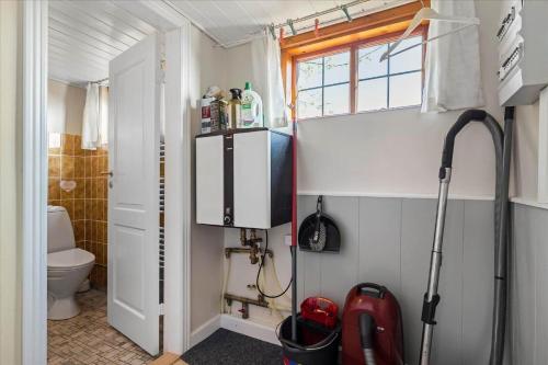 bagno con servizi igienici e aspirapolvere rossa di 5554-Svaneke-Bakken-1 a Svaneke