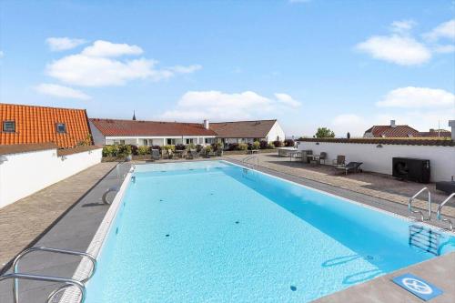 a large swimming pool on top of a building at 5647-Gudhjem-Kirkevej-10-lejl-3 in Gudhjem