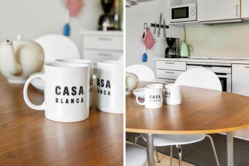 a kitchen with mugs that say casa bandera at 5640-Gudhjem-Kirkevej-10-lejl-1 in Gudhjem