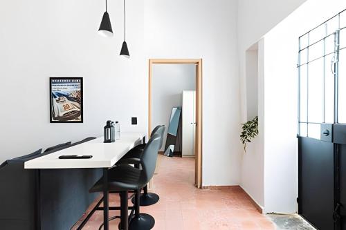 an office with a white desk and chairs at Casa 212 con WIFI alta velocidad y estacionamiento in Puebla