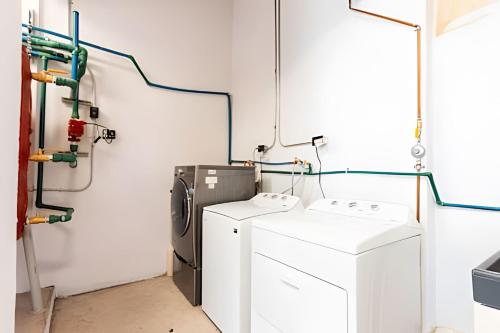 a laundry room with a washer and dryer at Casa 212 con WIFI alta velocidad y estacionamiento in Puebla