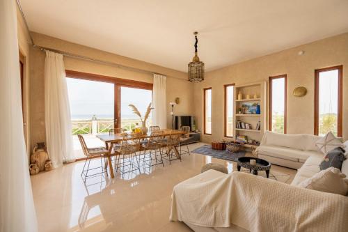 una sala de estar con un sofá y una mesa en Villa Cactuswell, en Essaouira