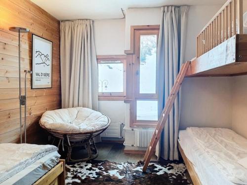 une chambre avec deux lits superposés et une fenêtre dans l'établissement Résidence Le Santel - 3 pièces · La Daille · Ski aux pieds MAE-1733, à Le Crêt
