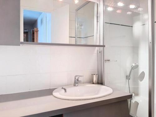 une salle de bain blanche avec un lavabo et une douche dans l'établissement Résidence Le Santel - 3 pièces · La Daille · Ski aux pieds MAE-1733, à Le Crêt